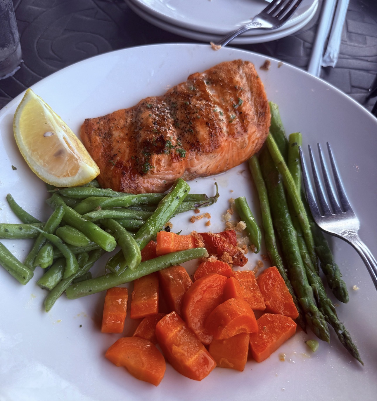 Grilled salmon with green beans, carrots and asparagus
